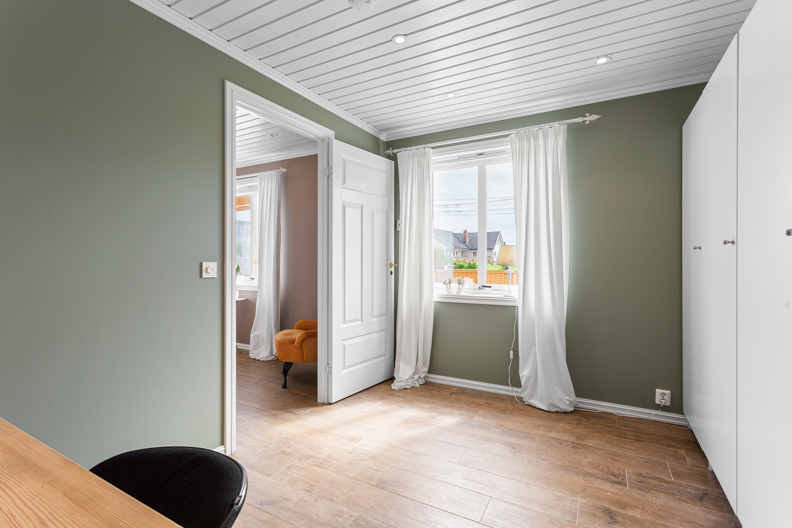 Kontor med gulvvarme innredet med garderobeksap Galleribilde