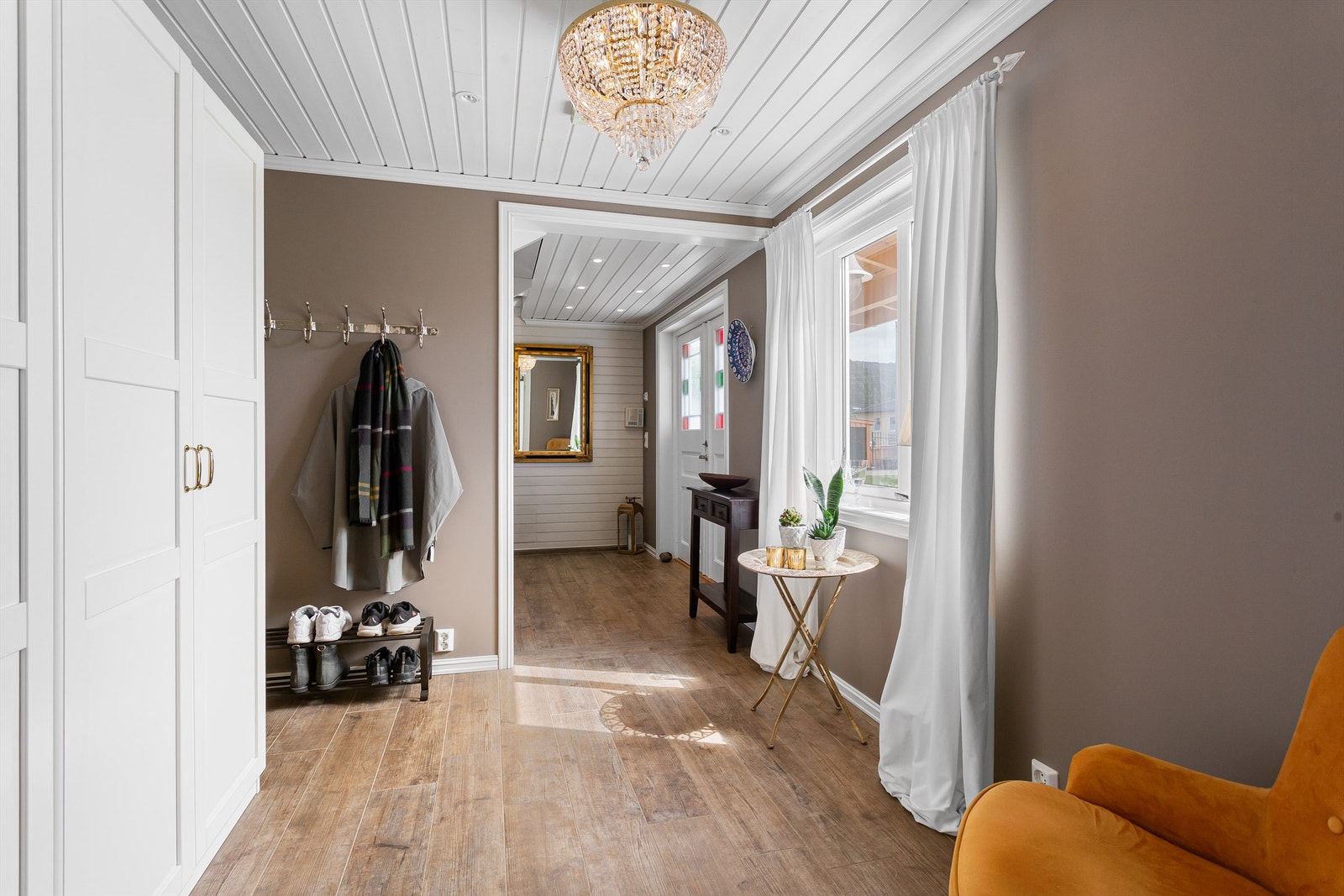 Romslig entré med garderobeskap Galleribilde
