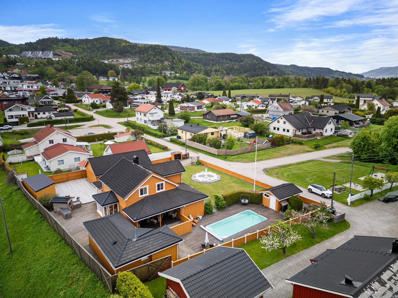 Kort gangavstand til barnehage, matbutikk, padelhall og fotballbane Galleribilde