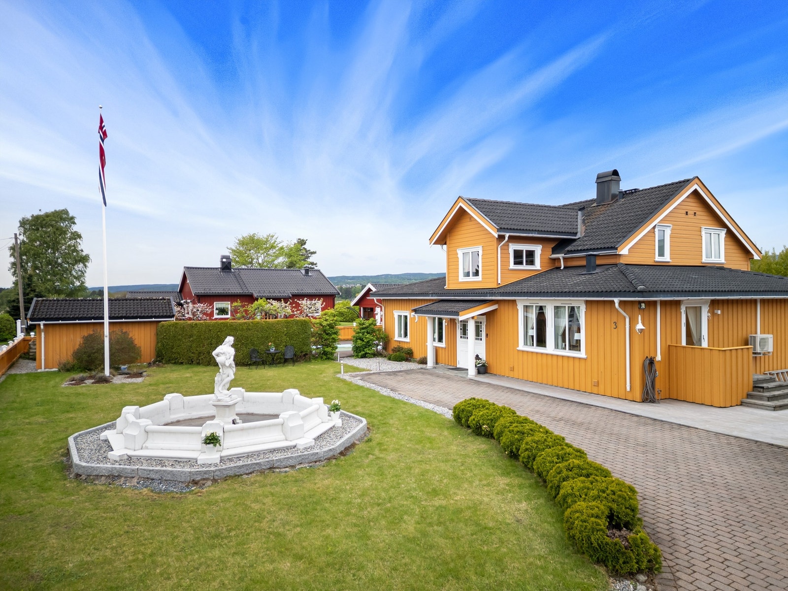 Innbydende enebolig med svømmebasseng beliggende i et attraktivt og etablert boligområde med kort vei til sentrum
Foto: Emotional Landscape Production Ole Thoresen Galleribilde