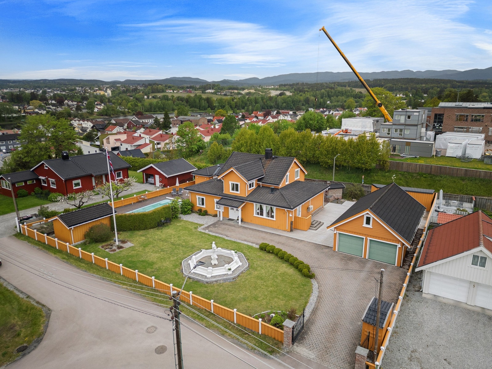 Pen eiendom omkranset av gjerde og støyskjerm mot Østre Brugate. Eiendommen ligger høyere enn veien og har derfor i tillegg naturlig skjerming. Galleribilde
