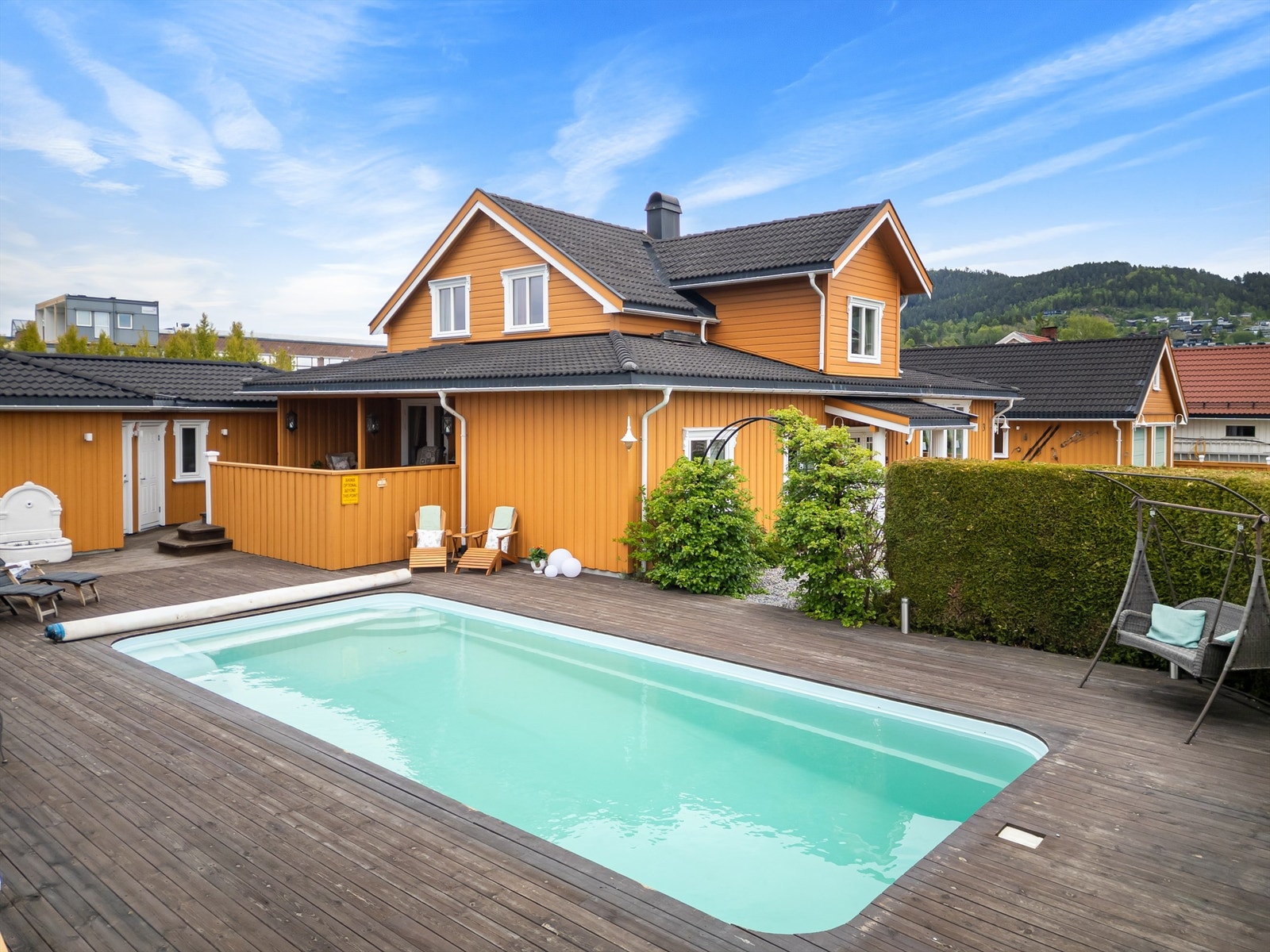 Flott basseng med platting rundt hele bassenget god plass til solsenger Galleribilde