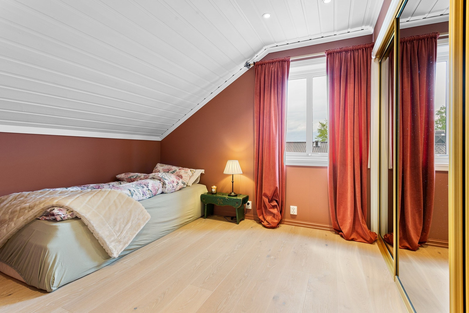 Soverom 2 med skyvedørsgarderobe Galleribilde