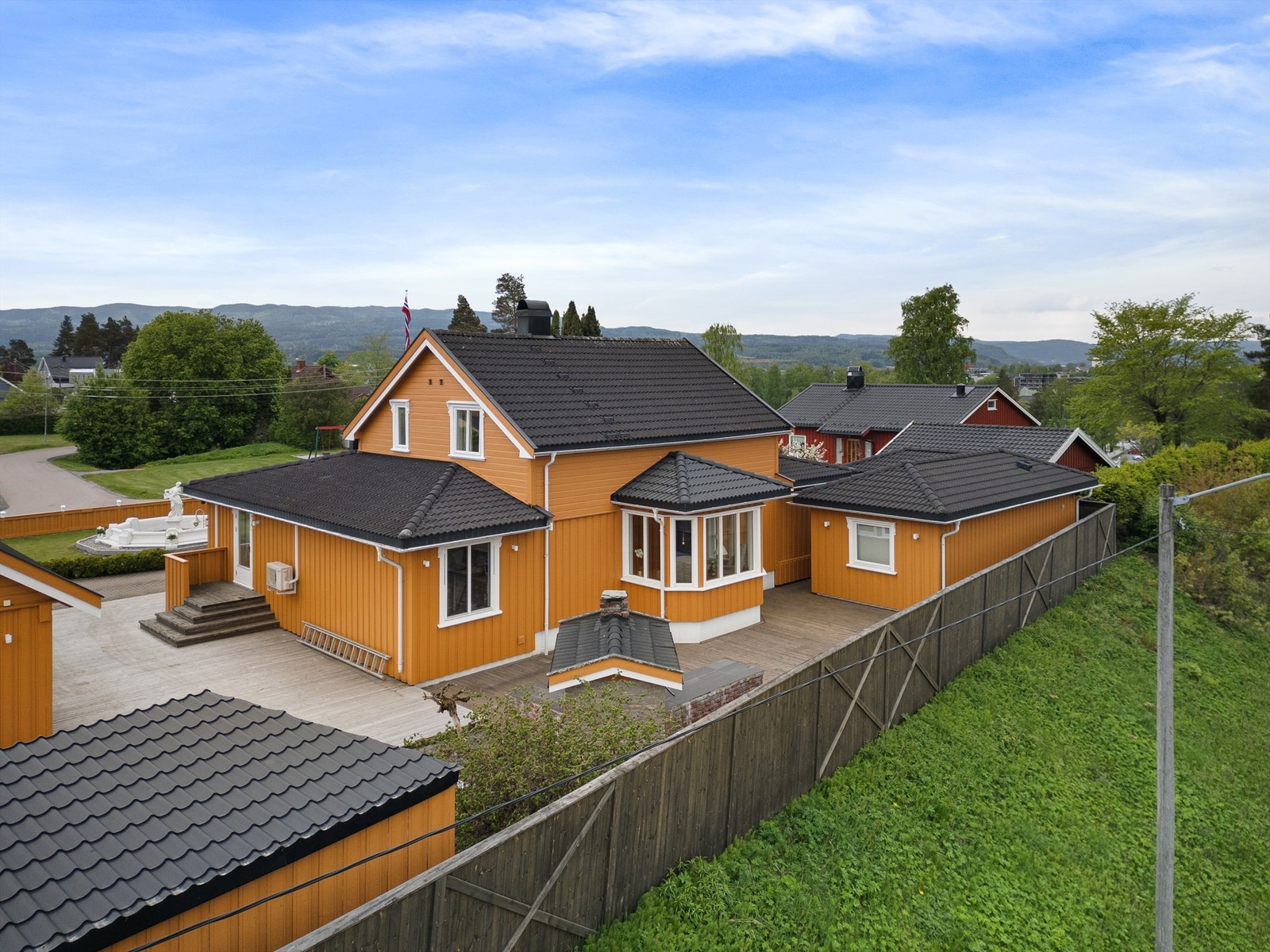 Terrassen bak huset har også flott uteplass med murt peis/pizzaovn Galleribilde