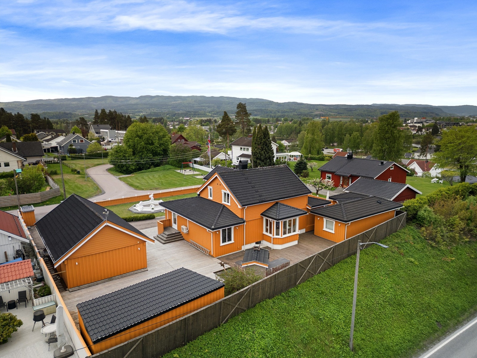 Terrasseplatting på 358 kvm med god plass til flere sittegrupper Galleribilde