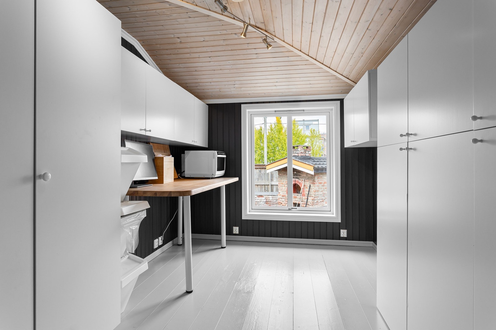 Arbeidsrom med mye skapplass Galleribilde