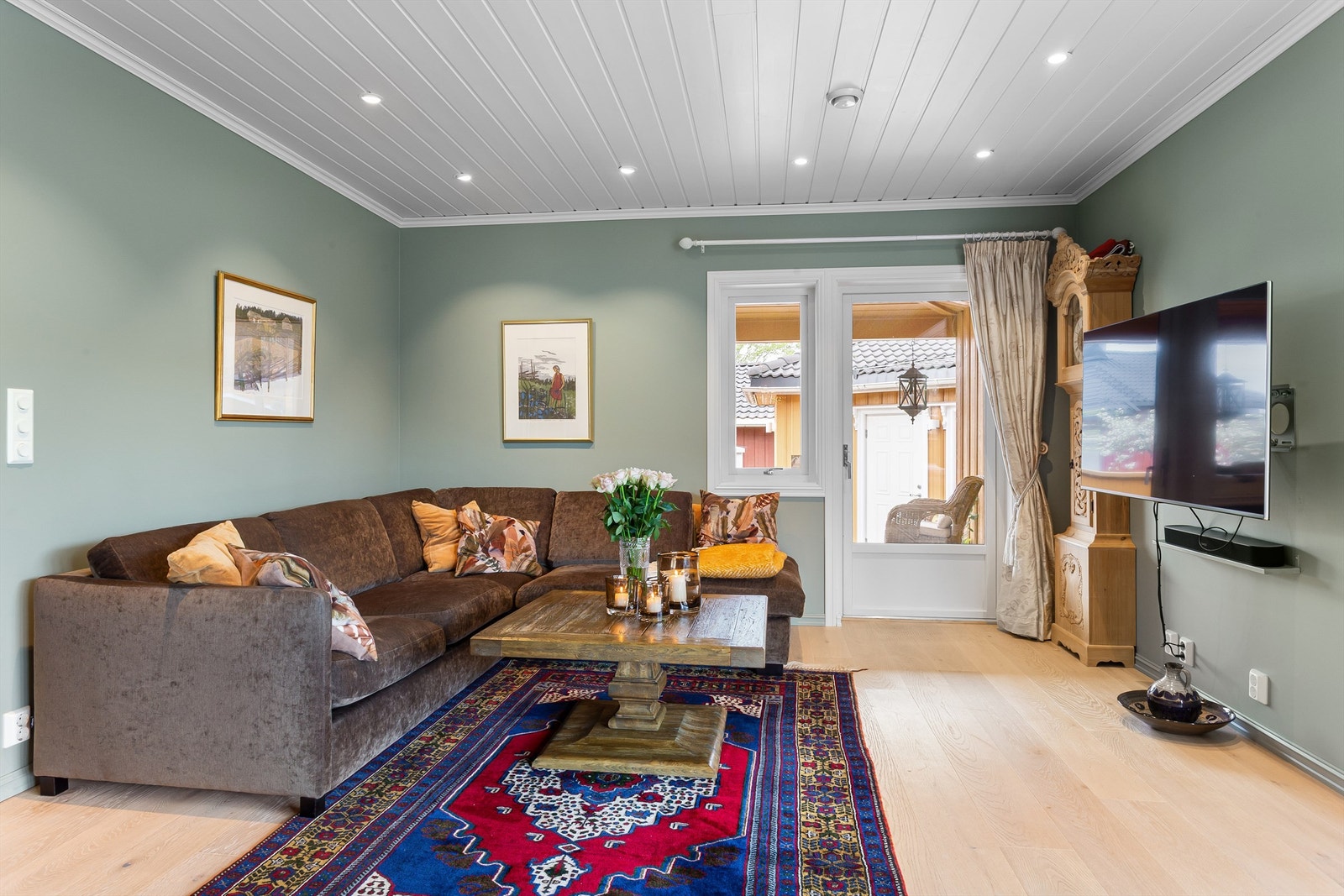 Utgang fra stuen til stor terrasseplatting og basseng Galleribilde