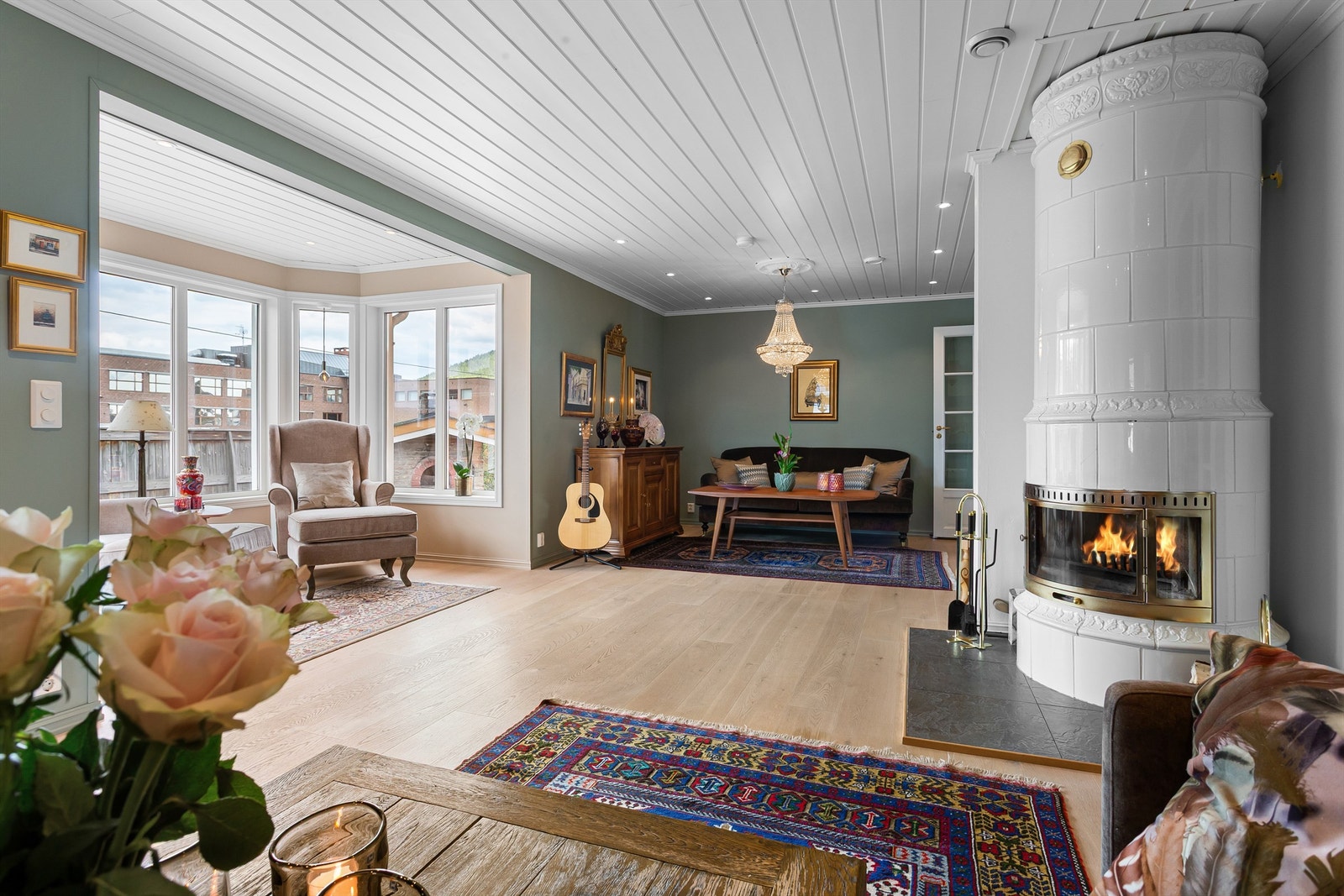 Innbydende stue med store vindusflater som gir mye naturlig lys Galleribilde