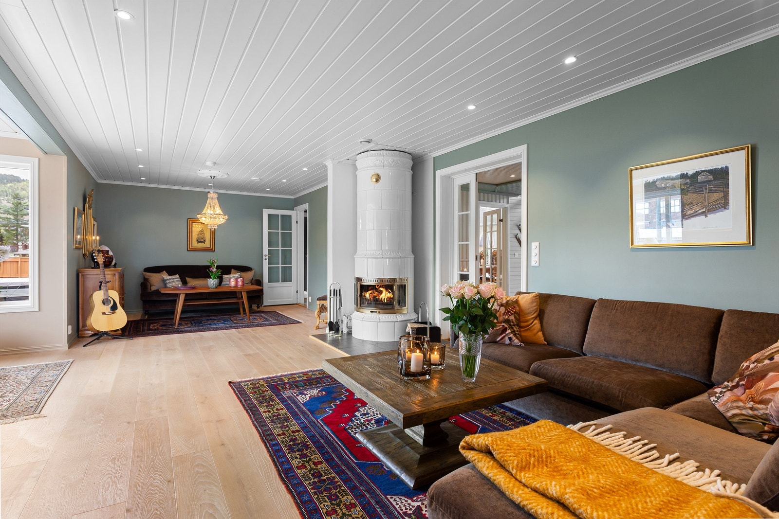 Romslig stue med plass til to sofagrupper Galleribilde