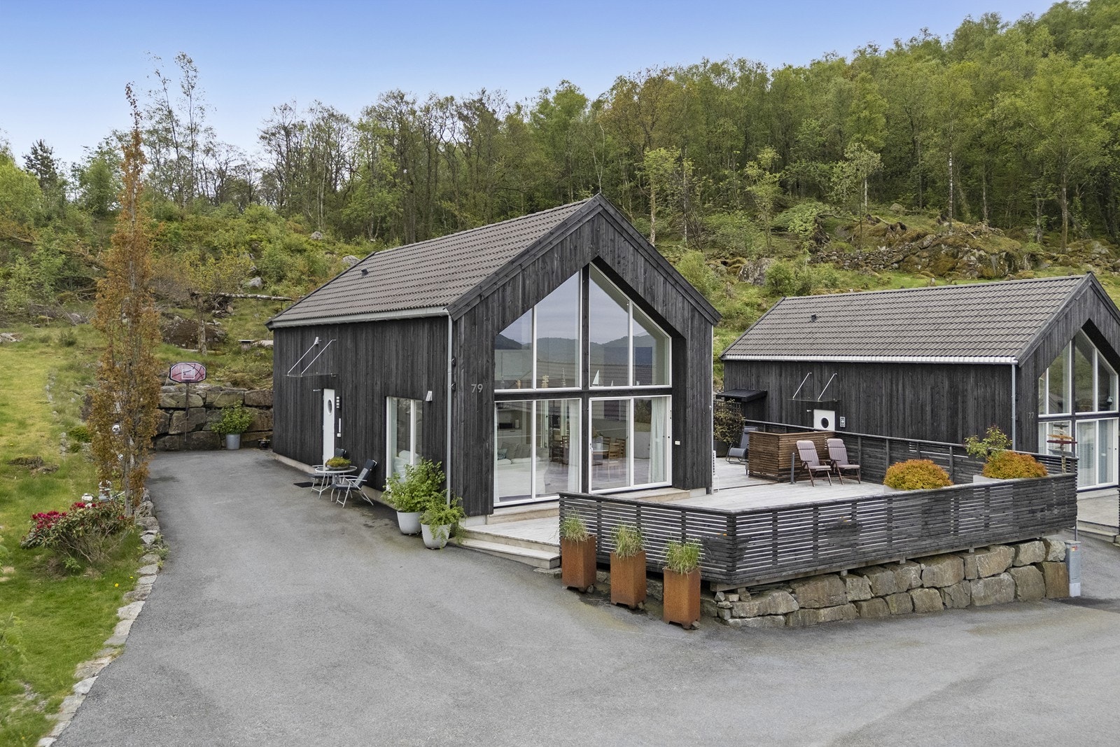 Lettstelt og enkel tomt med asfaltert tun og store terrasser - Så her ligger alt til rette for å kose seg! Galleribilde