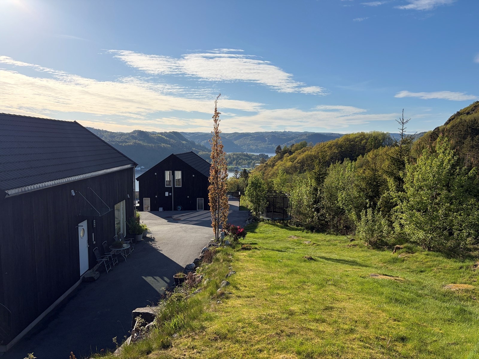 Fredelig og rolig beliggenhet med grense mot fri natur på to av sidene. Galleribilde