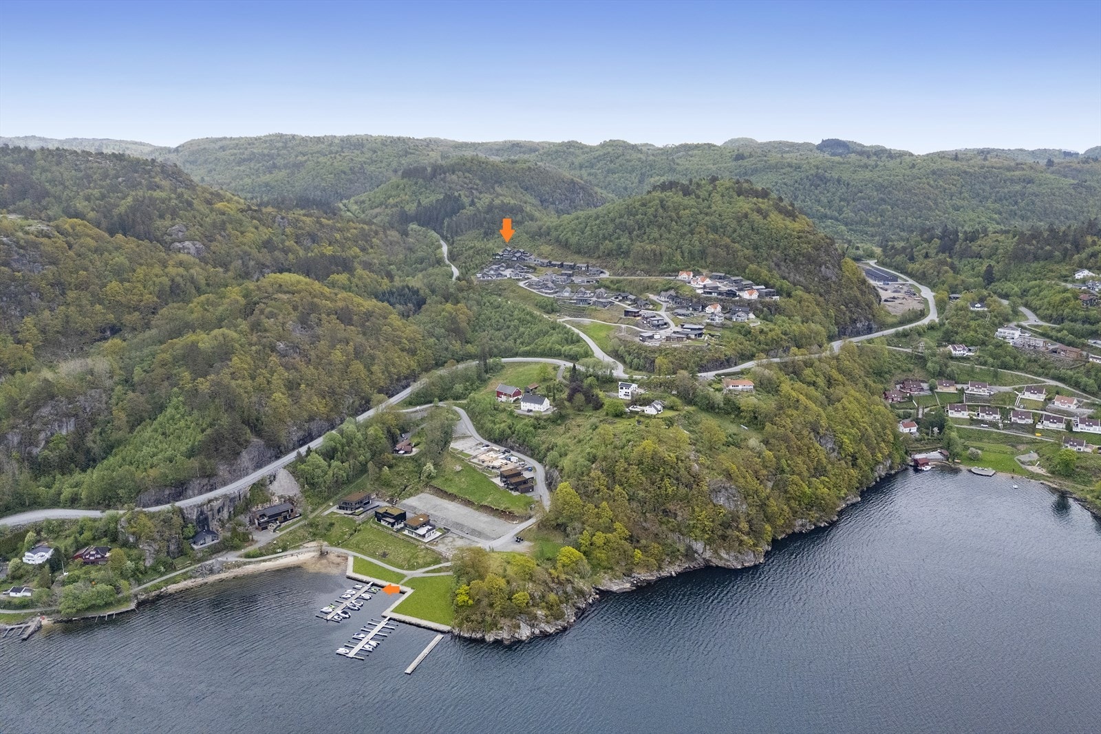 Pilene viser hytta og båtplassen som medfølger. Galleribilde