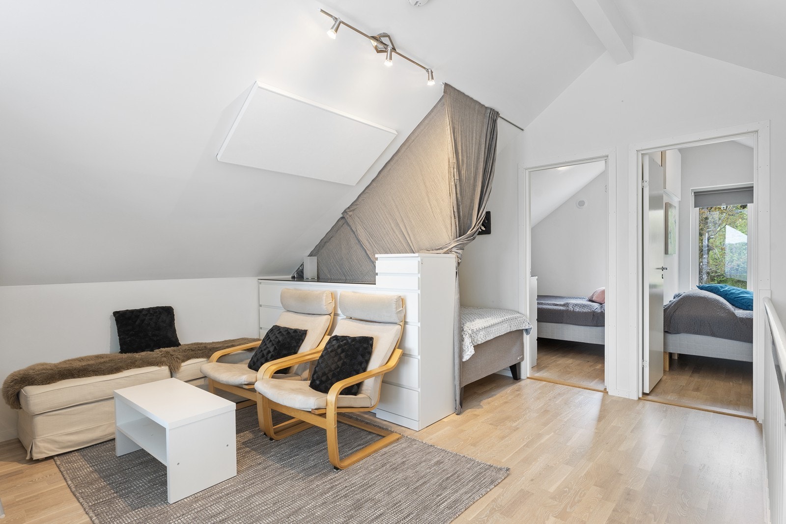 På loftet er det loftstue og 2 soverom Galleribilde