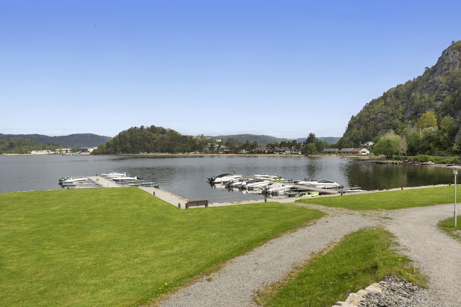 Fint opparbeidet fellesområde med sandstrand, plener og brygge nede ved sjøen- herfra er det en fin promenade bort til Rosfjordstranda og Sørlandsbadet Galleribilde