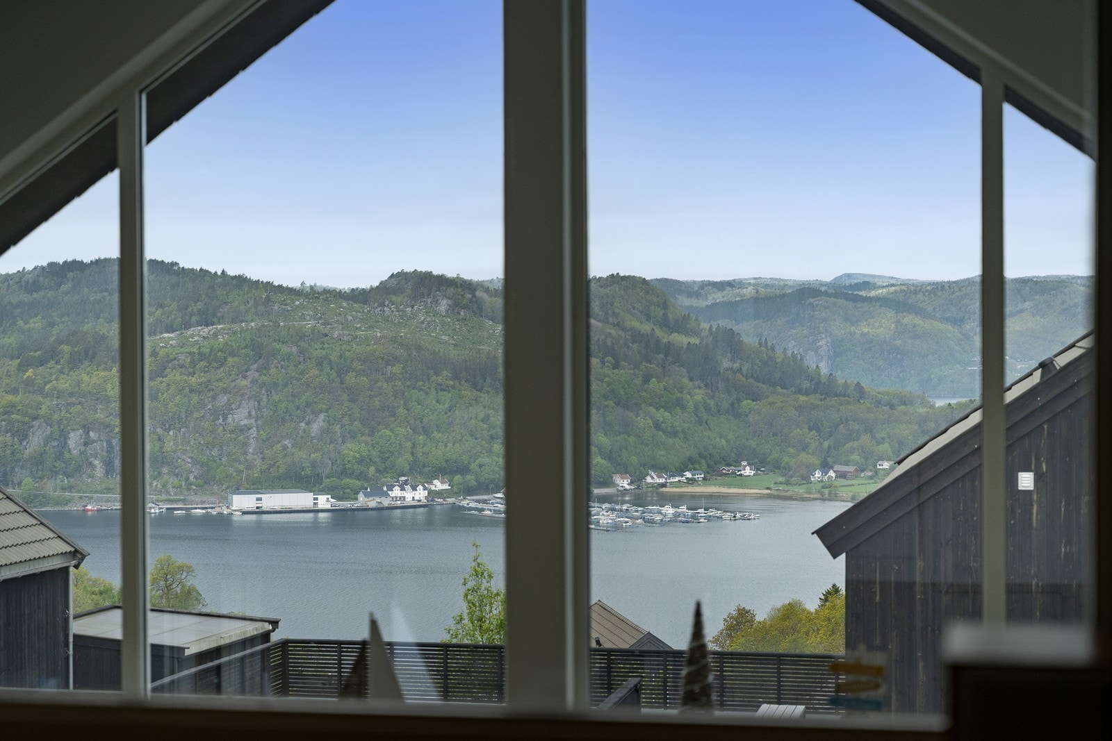 Utsikten fra de store vinduene i loftstua Galleribilde