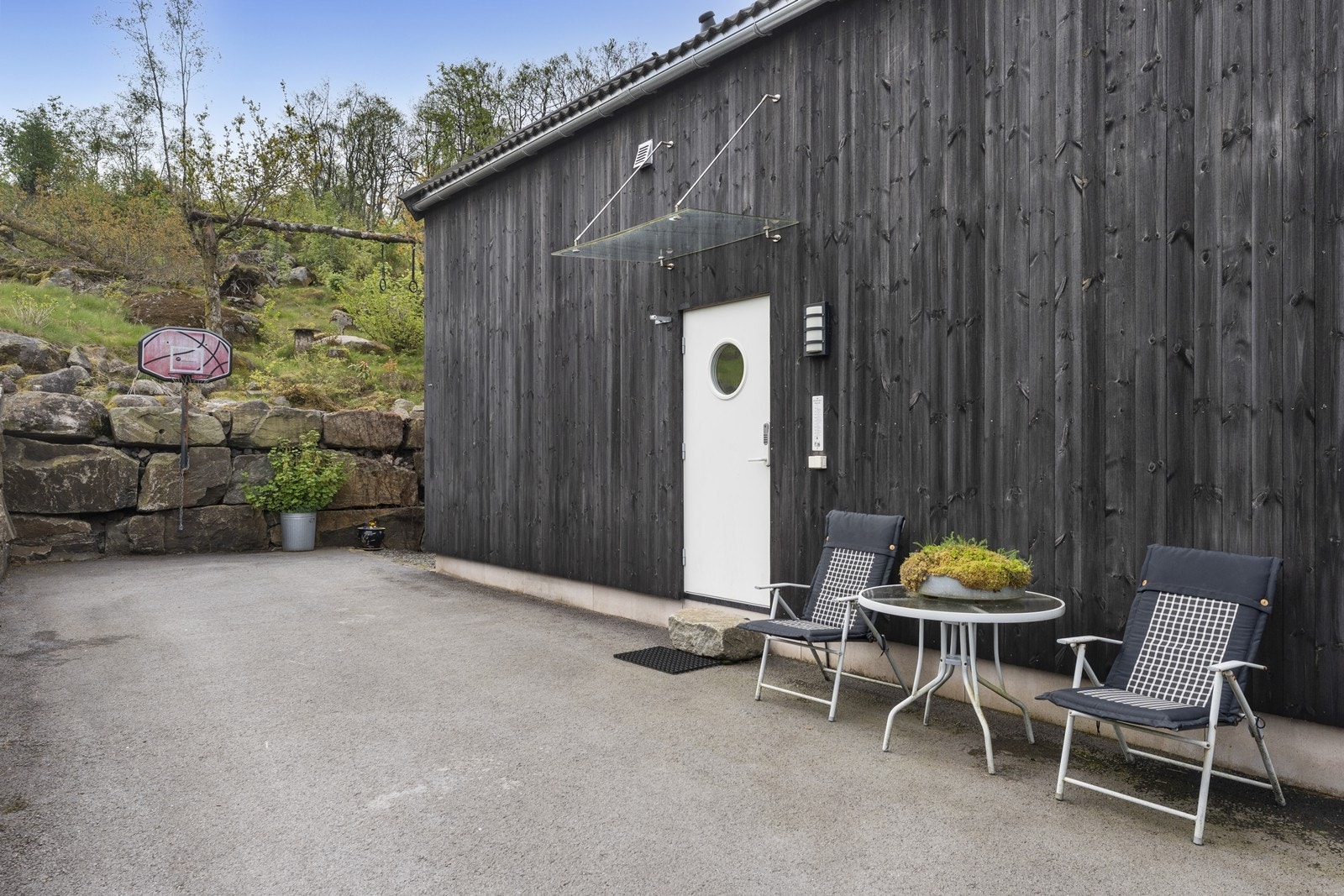 Asfaltert tun med gode parkeringsmuligheter Galleribilde