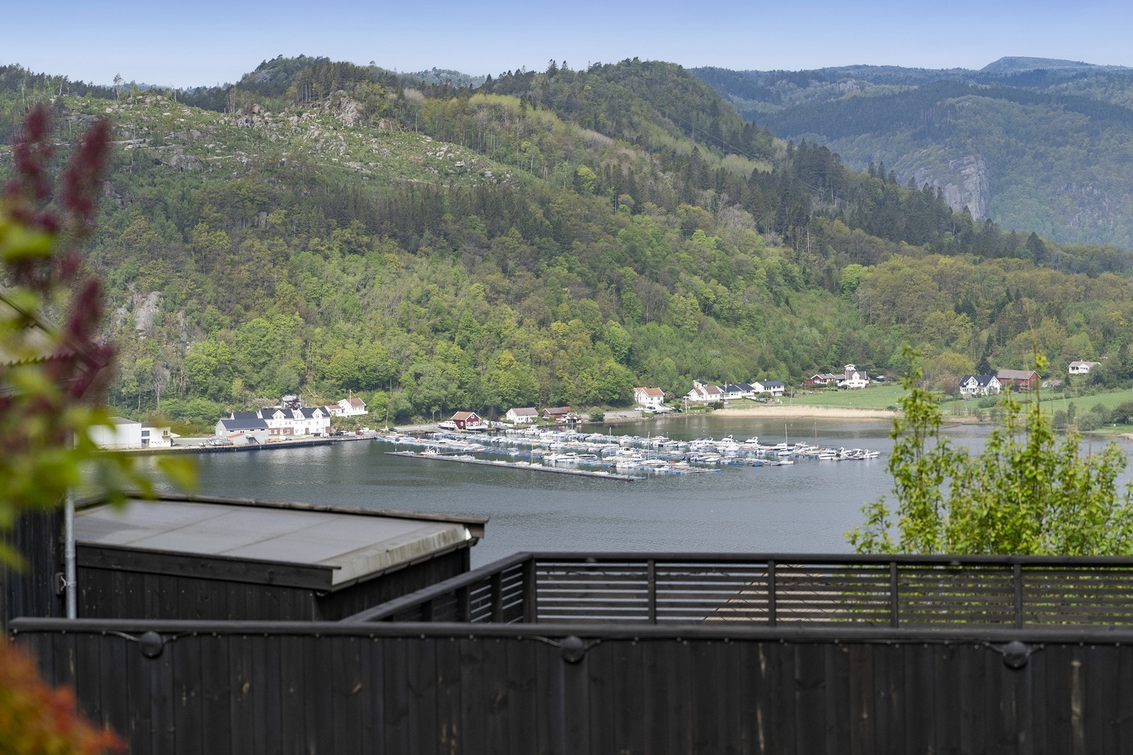 Fra terrassen har man en flott utsikt mot Agnefest og Rosfjorden Galleribilde