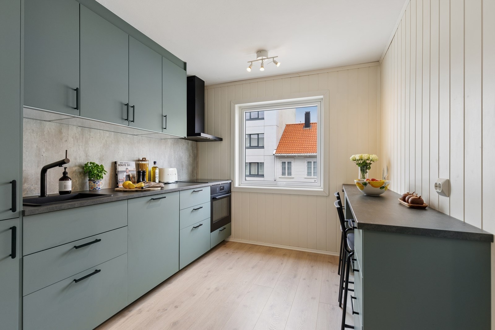 Kjøkkenet ble oppgradert i 2021 med en moderne innredning fra IKEA - Sprekt fargevalg og sorte detaljer! Galleribilde