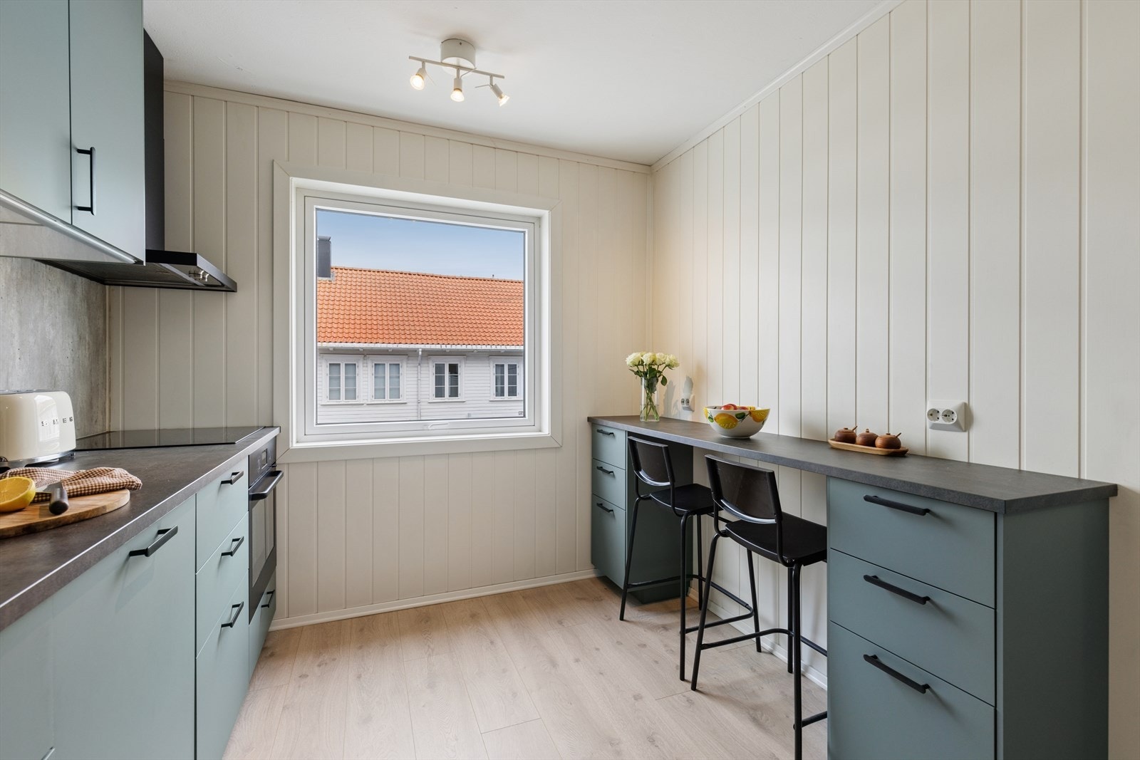 En smart barløsning gir en uformell spiseplass på kjøkkenet. Galleribilde