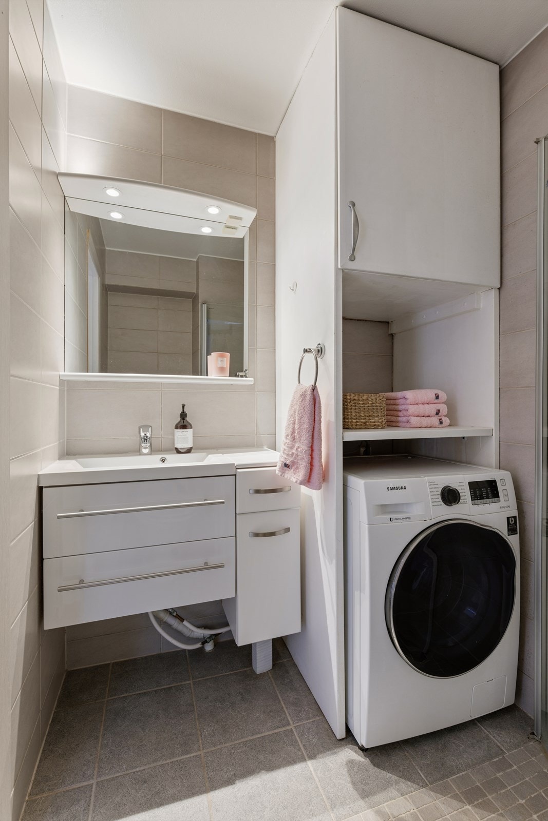 I følge tidligere eier ble badet renovert i 2009. Et perfekt sted å starte dagen! Galleribilde
