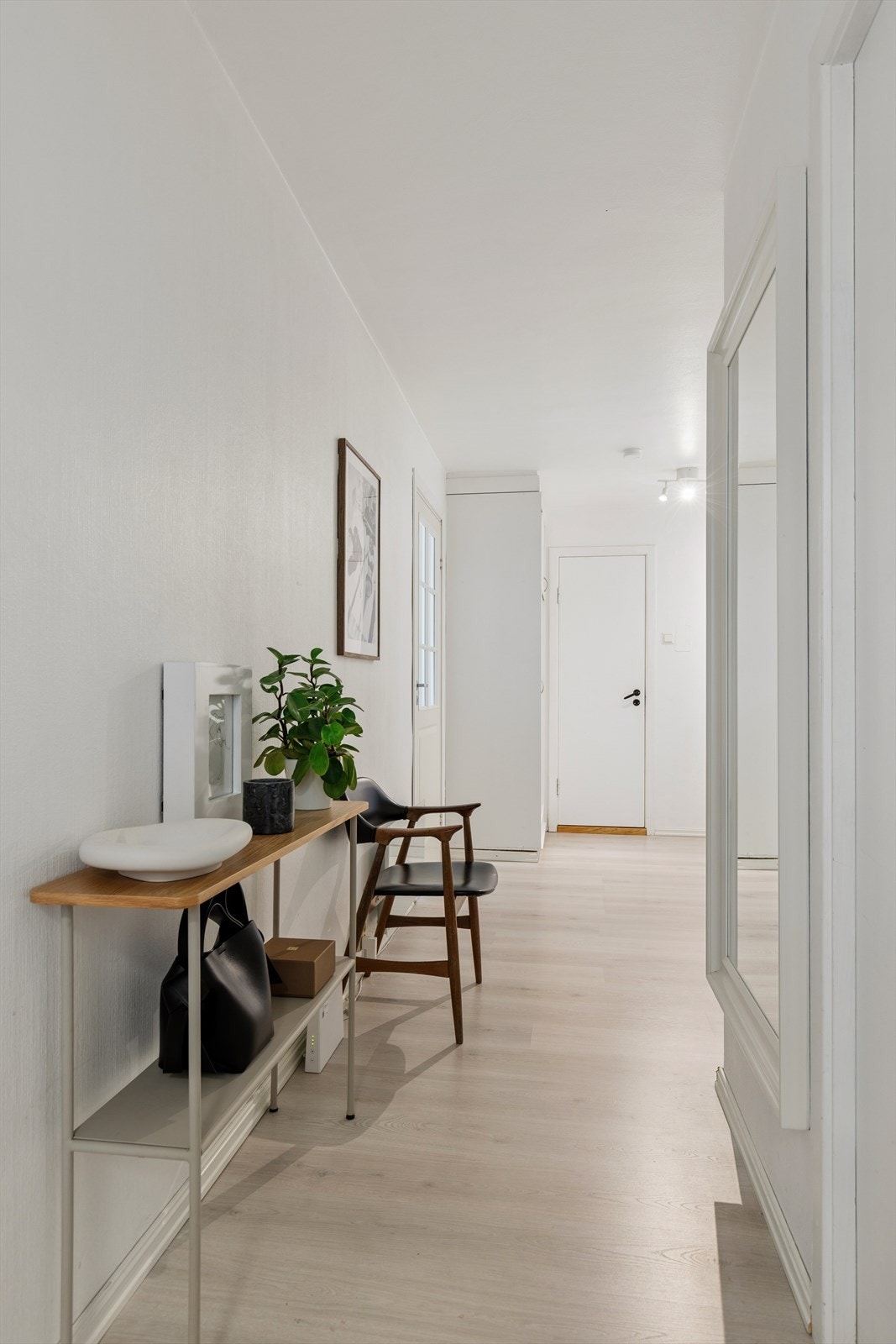 Trivelig og luftig gang som ønsker deg velkommen inn! Galleribilde