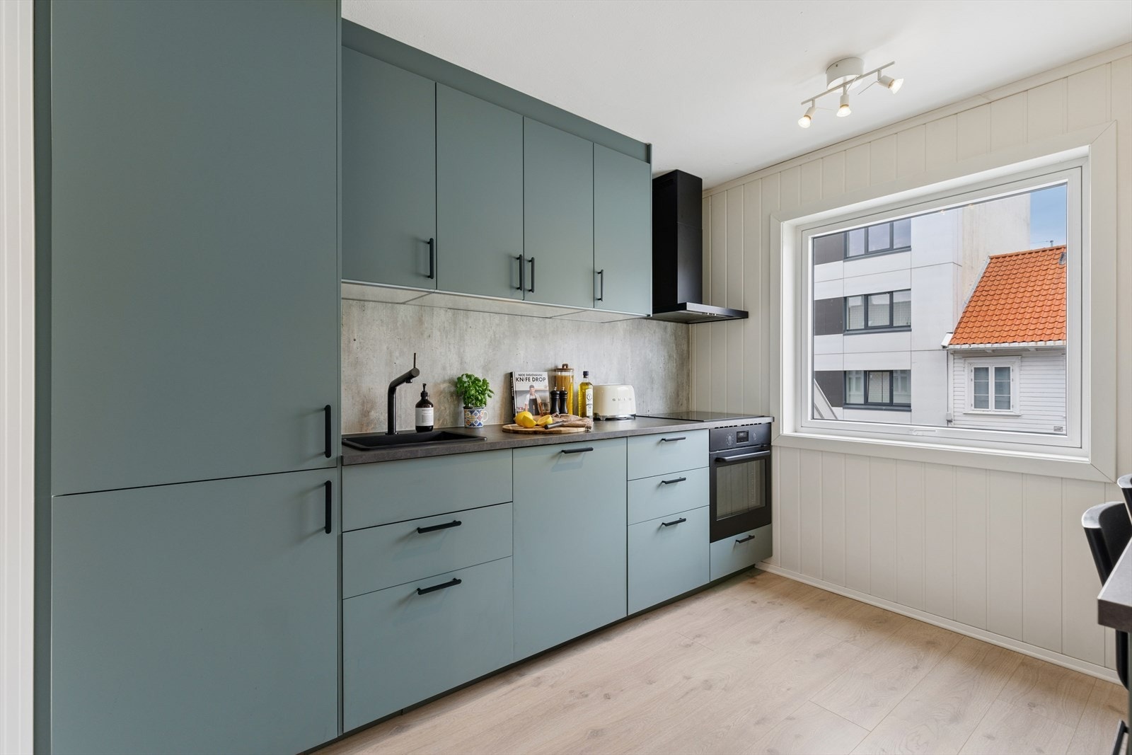 Innredningen har laminerte fronter og benkeplate, og er utstyrt med kullfilterventilator. Galleribilde