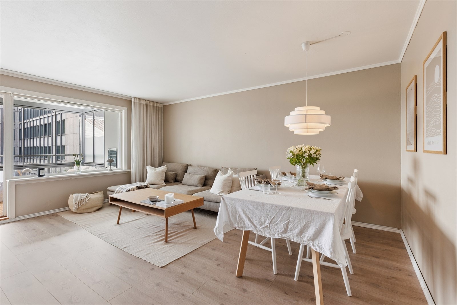 Stuen har plass til både sofagruppe og spisebord, og en peisovn for ekstra varme. Galleribilde