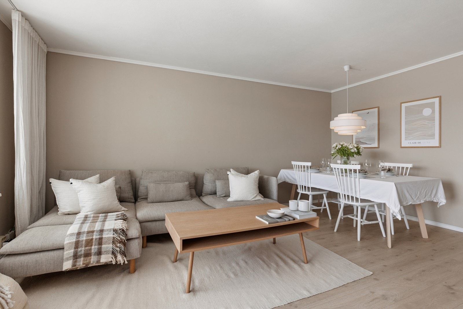 Gulvet i stuen er laminat, lagt i 2021, og veggene har slette, malte overflater. Galleribilde