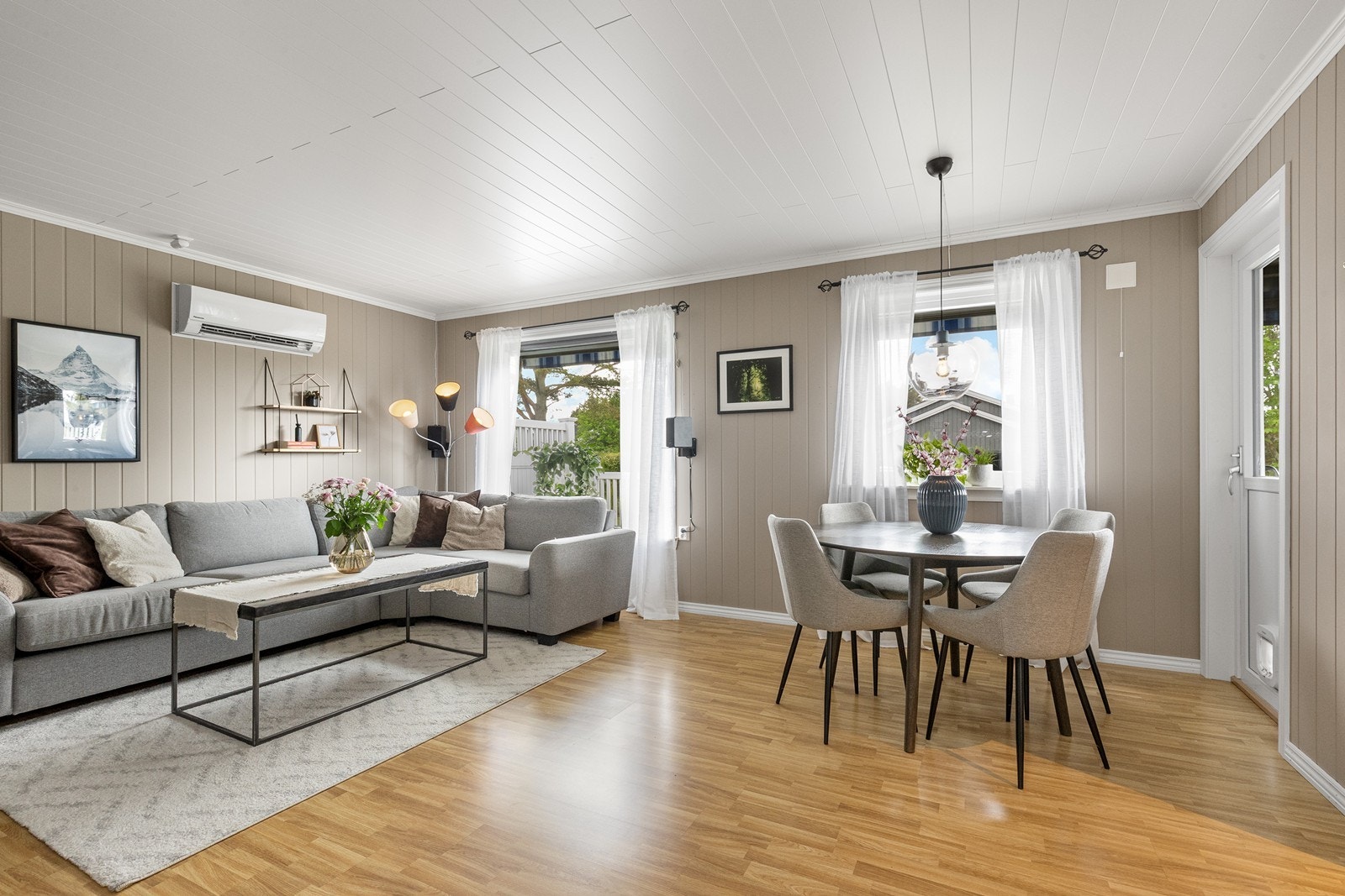 Utgang til terrasse fra stue gir enkel tilgang til uteområdet. Galleribilde