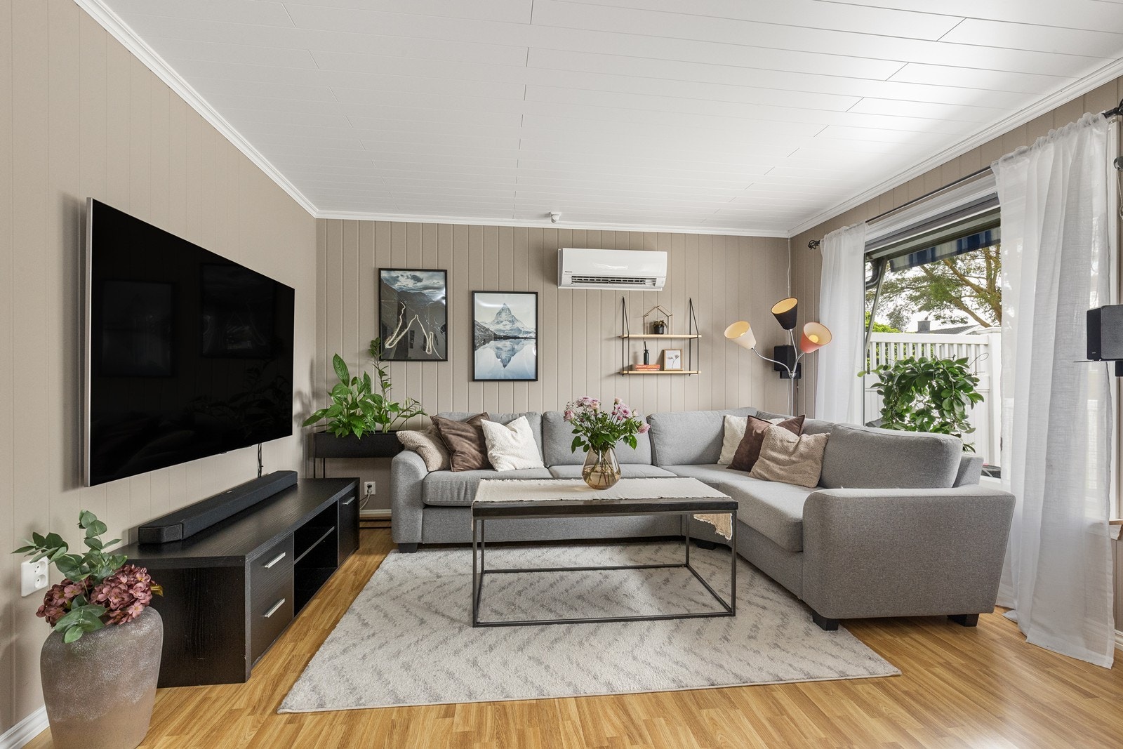 Stuen har et praktisk oppsett med plass til sofagruppe og TV-område. Galleribilde