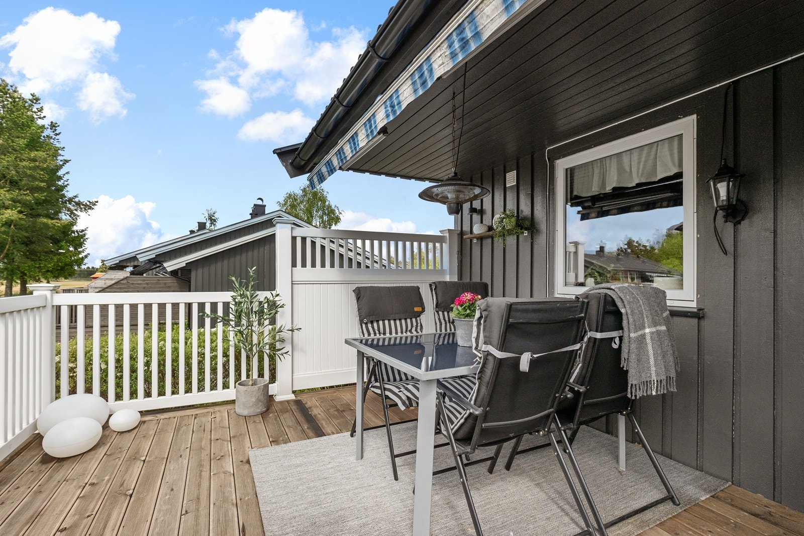 Terrassen har en hyggelig spiseplass med god skjerming og utsikt mot hageområdet. Galleribilde