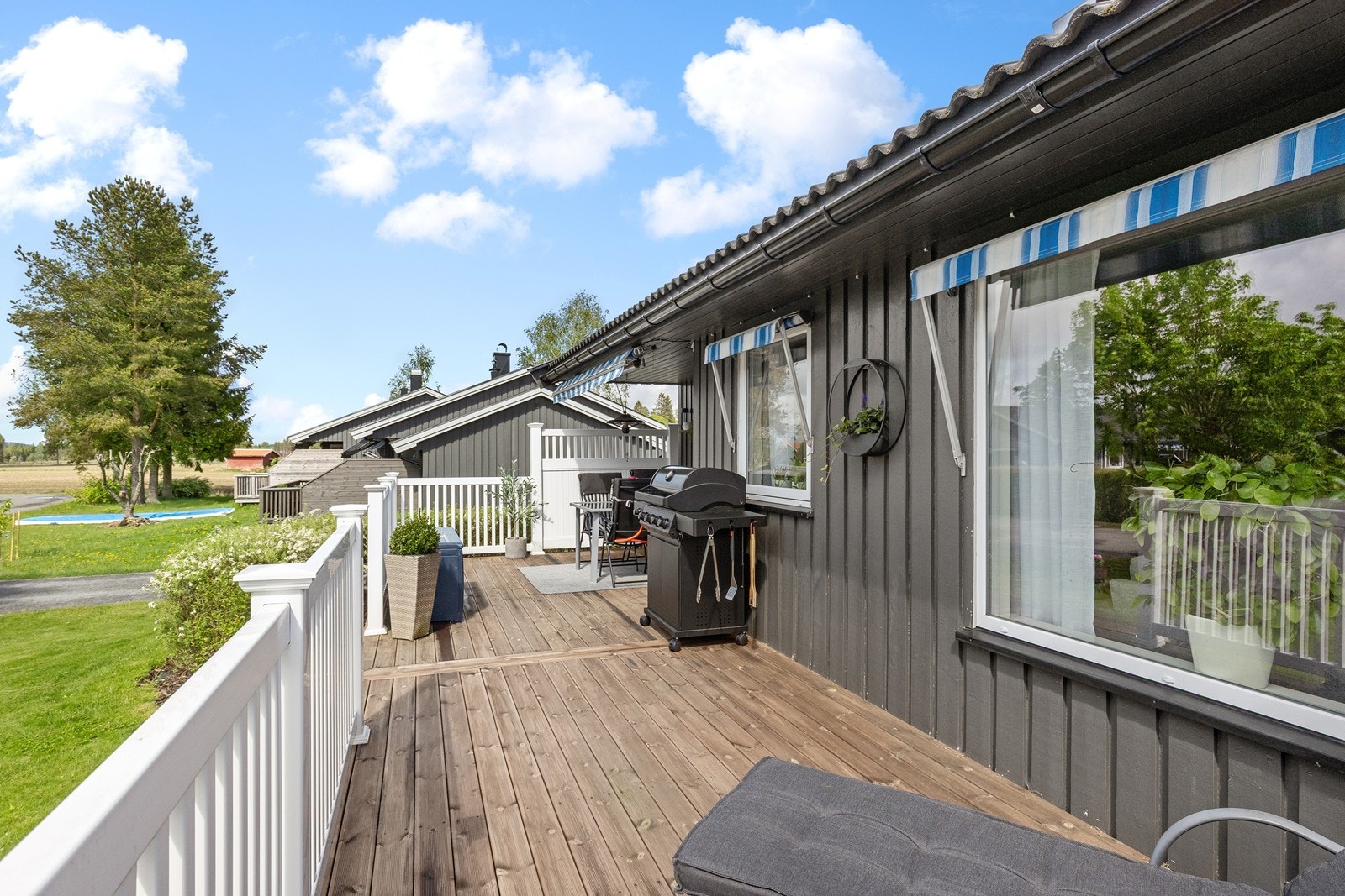 Terrassen er oppgradert i 2024 med Møre Royal terrassebord og har god plass. Galleribilde