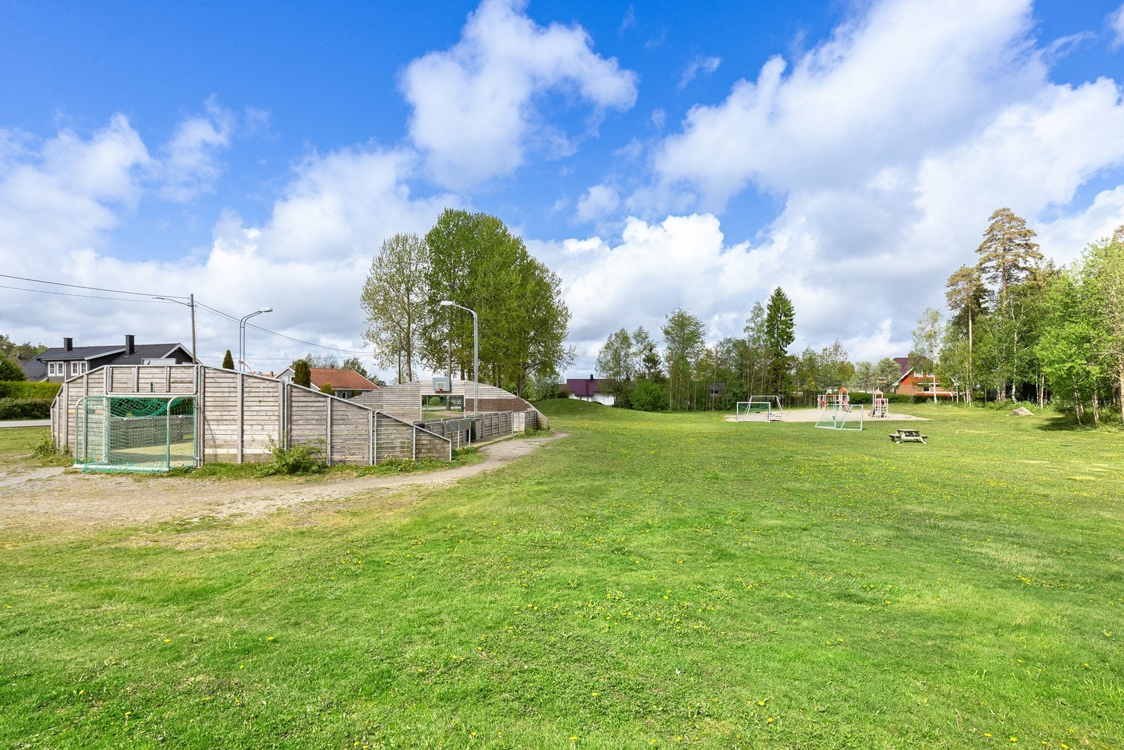 Eiendommen ligger nært ballbinge og lekeområder, ideelt for familier med barn. Galleribilde