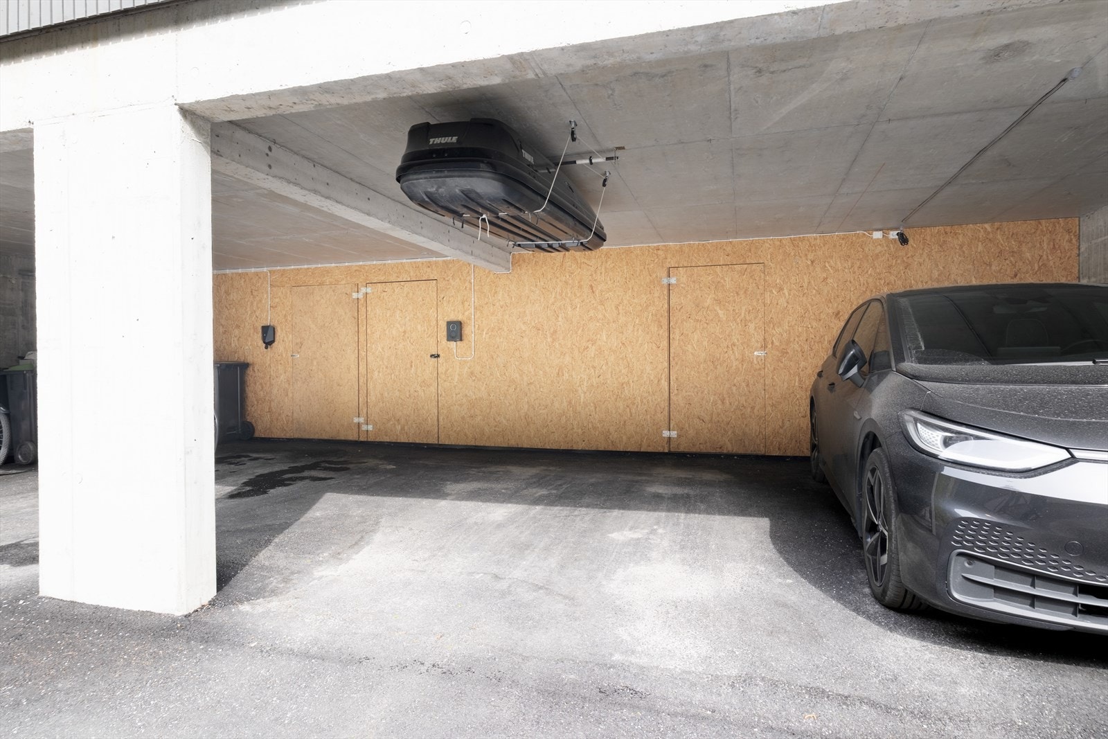 Medfølgande fast parkeringsplass i felles carportanlegg, med eiga sportsbod i bakkant. Galleribilde