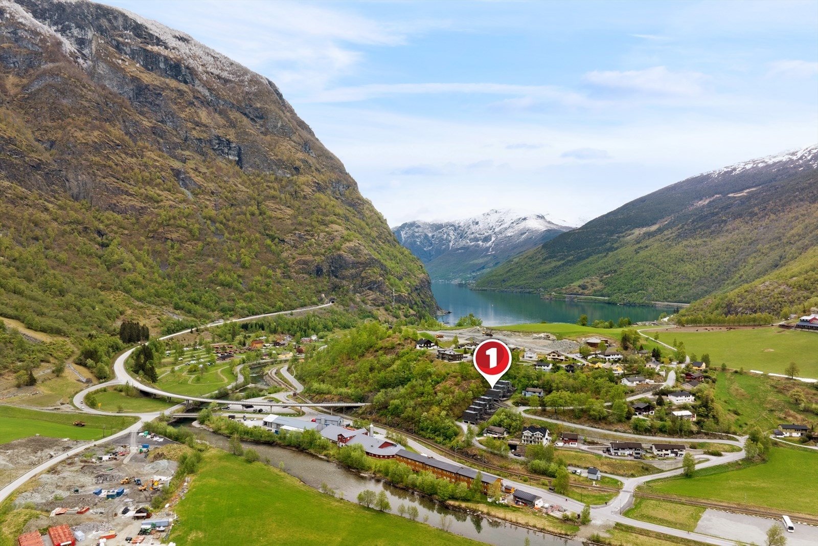 Eigedomen ligg svært barnevennleg til i Flåm, med kort veg til både skule, barnehage og alle servicetilbod. Velkommen til visning! Galleribilde
