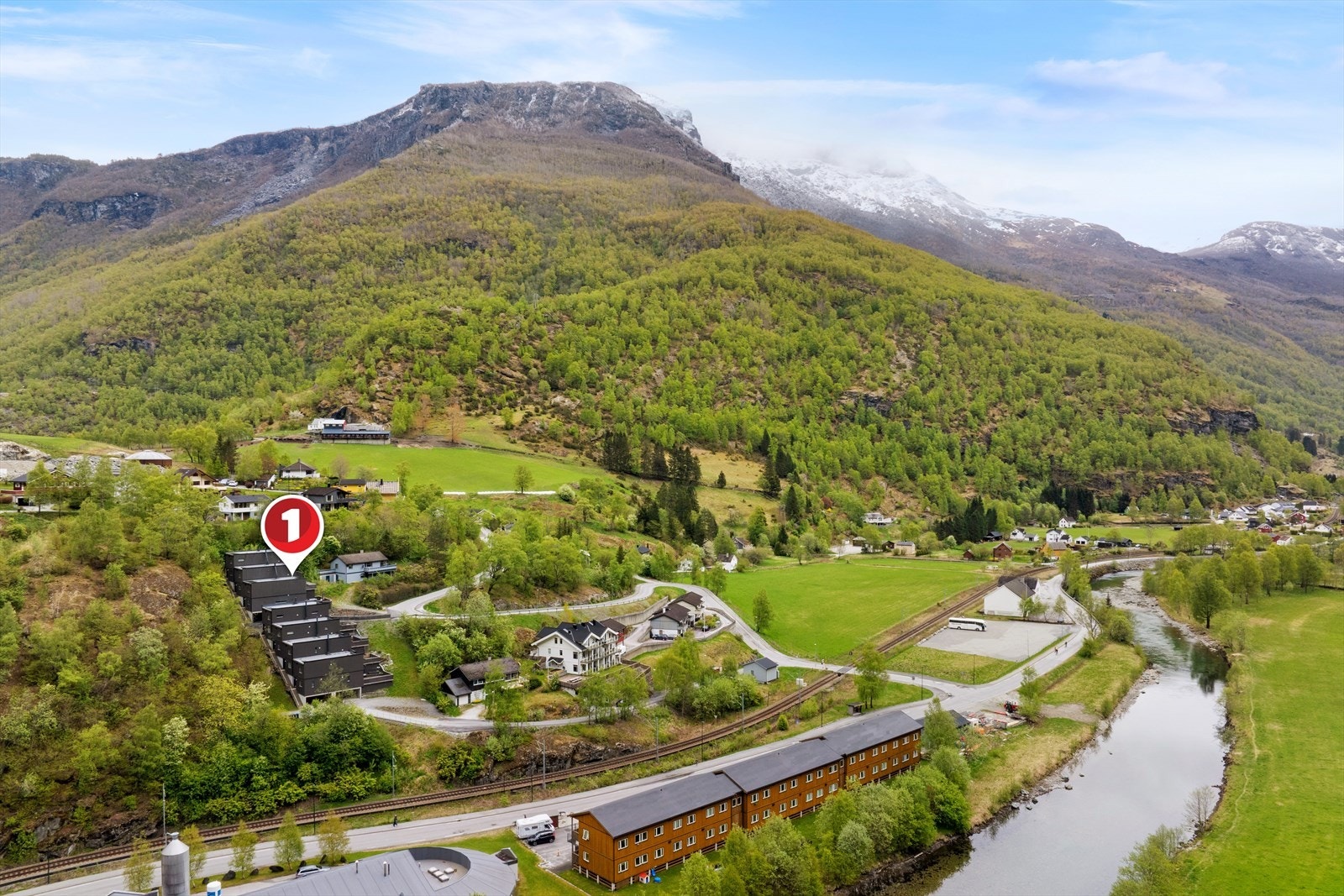 Eigedommen ligg sentralt i Flåm, her bur ein tilbaketrukke og fint til med gode solforhold i sommarhalvåret. Galleribilde