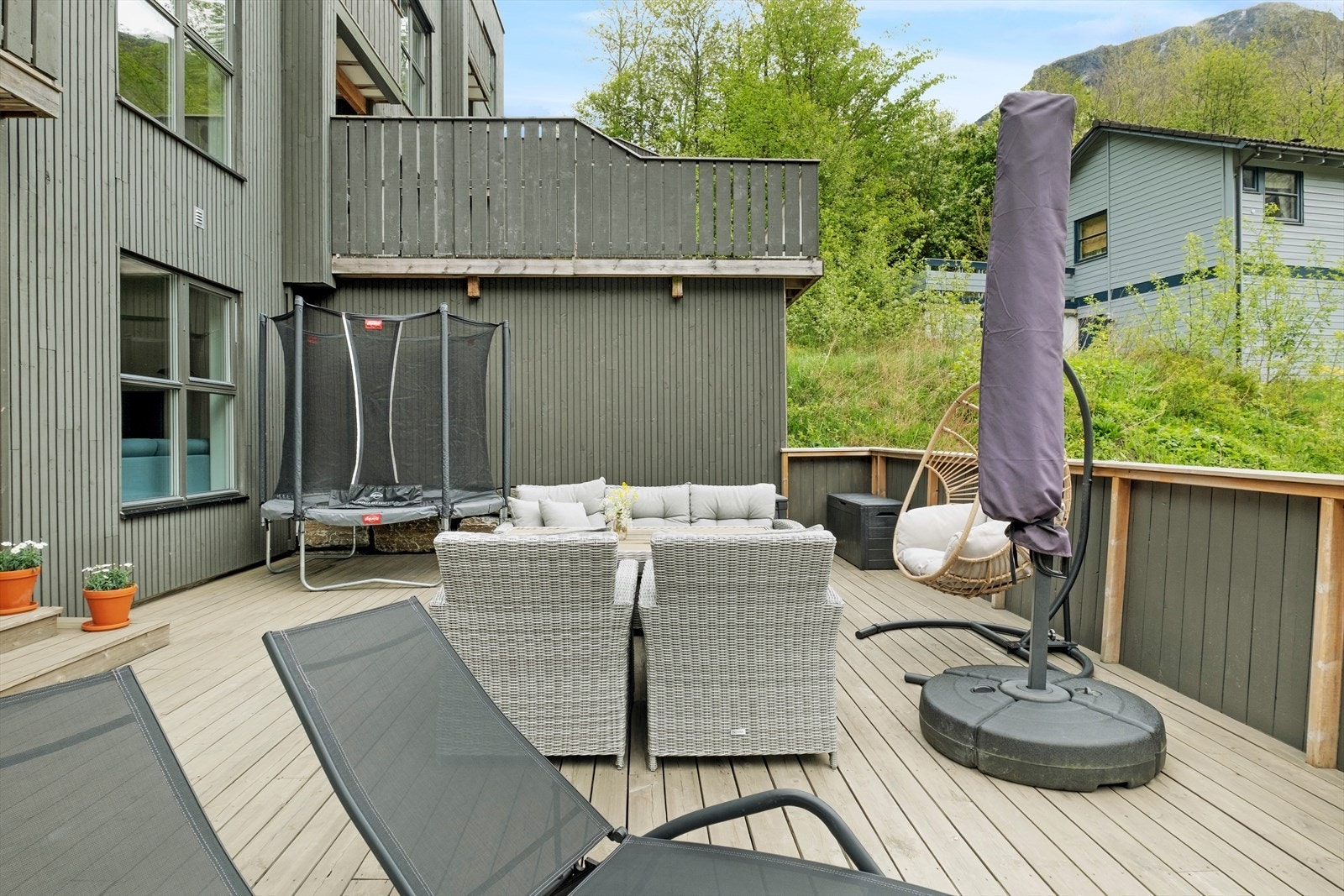 Den store uteplassen gir rom for fleire sitjegrupper og har rikeleg av boltreplass for små og store. Galleribilde
