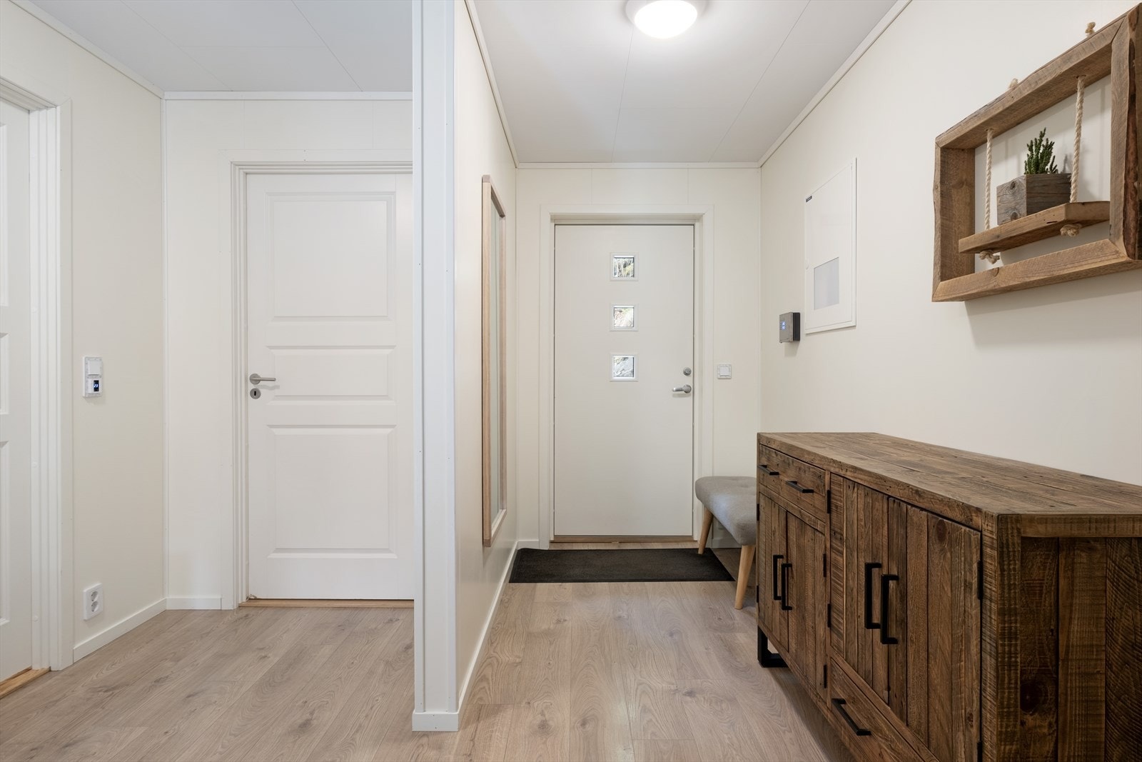 Bustaden var oppført i 2018 og har gjennomgåande laminat på golv og lyse, slette veggar i hovudetasjen. Galleribilde
