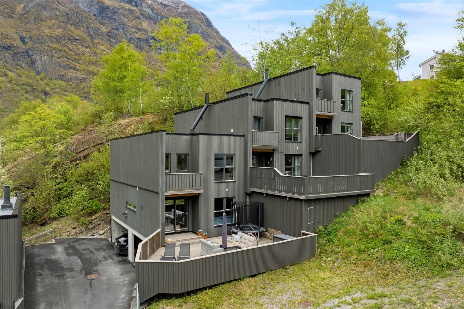 Moderne og familievennleg rekkjehus frå 2018, med fire soverom og stor uteplass. Galleribilde