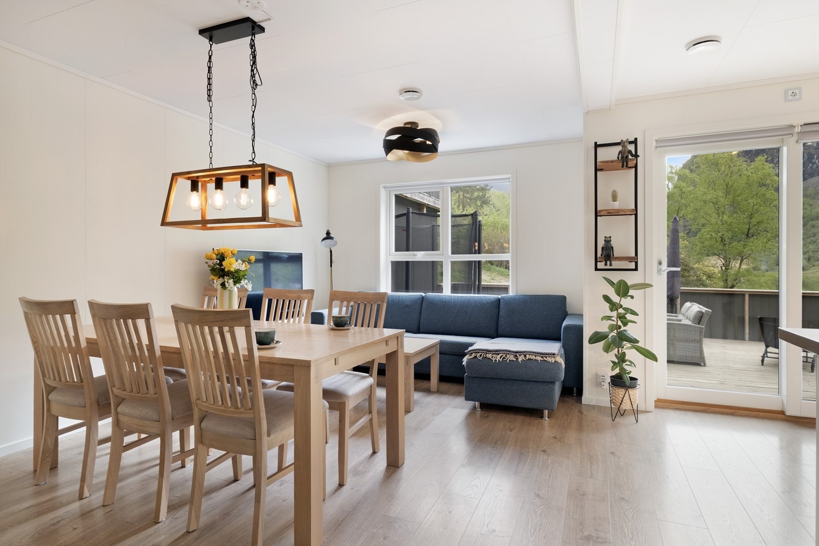 Frå stova er det direkte utgang til ein stor og solrik terrasse via skyvedør. Galleribilde