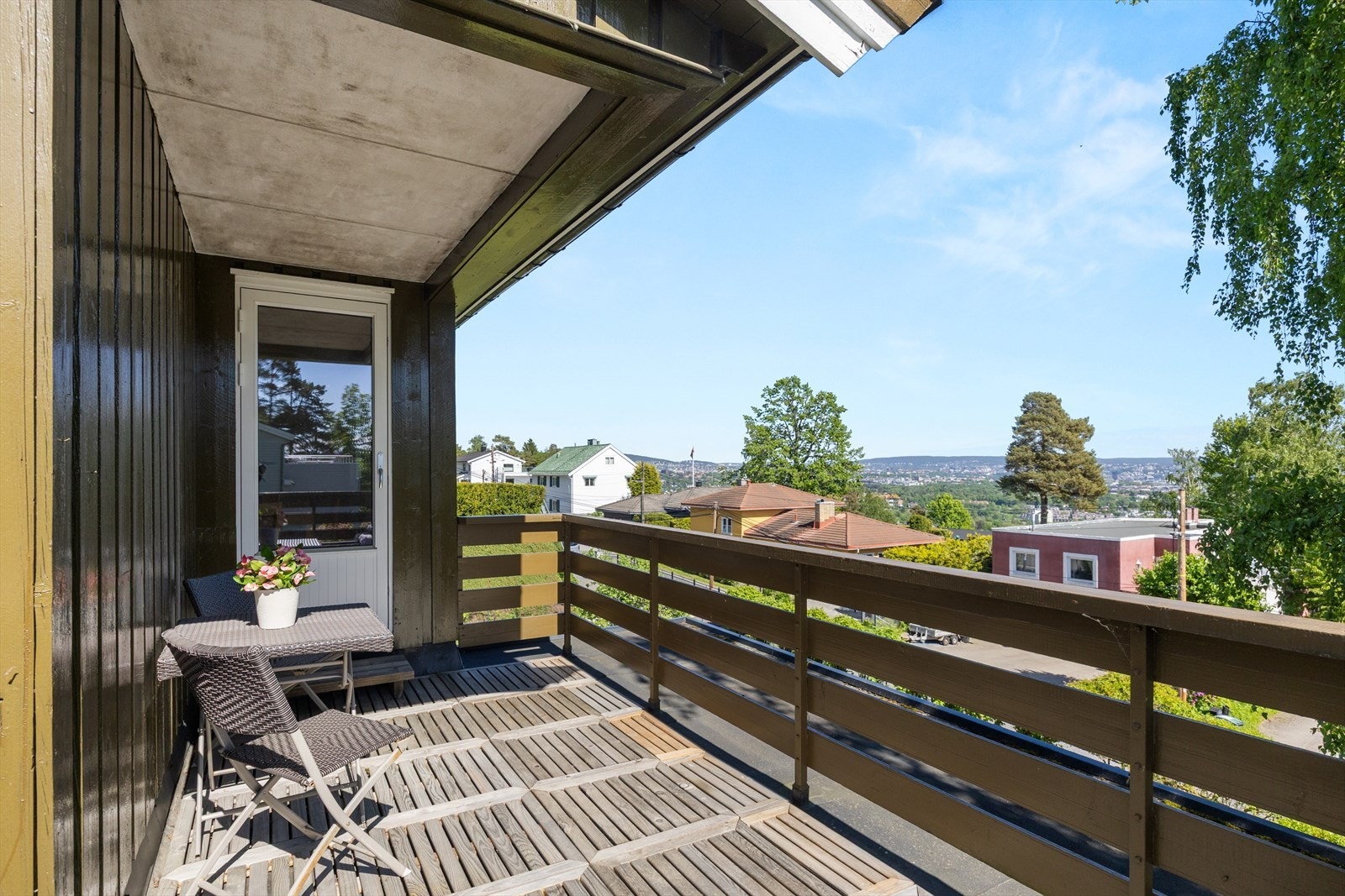 Fra stuen er det utgang til en overbygget og lun balkong med flott langstrakt utsikt Galleribilde