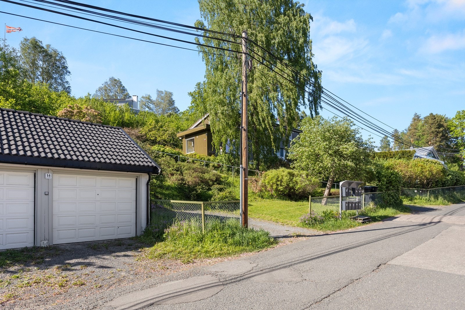 Parkering for én bil i dobbelgarasje eid sammen med naboen, hvorav naboen disponerer den andre plassen. Det er også én biloppstillingsplass utenfor garasjen Galleribilde