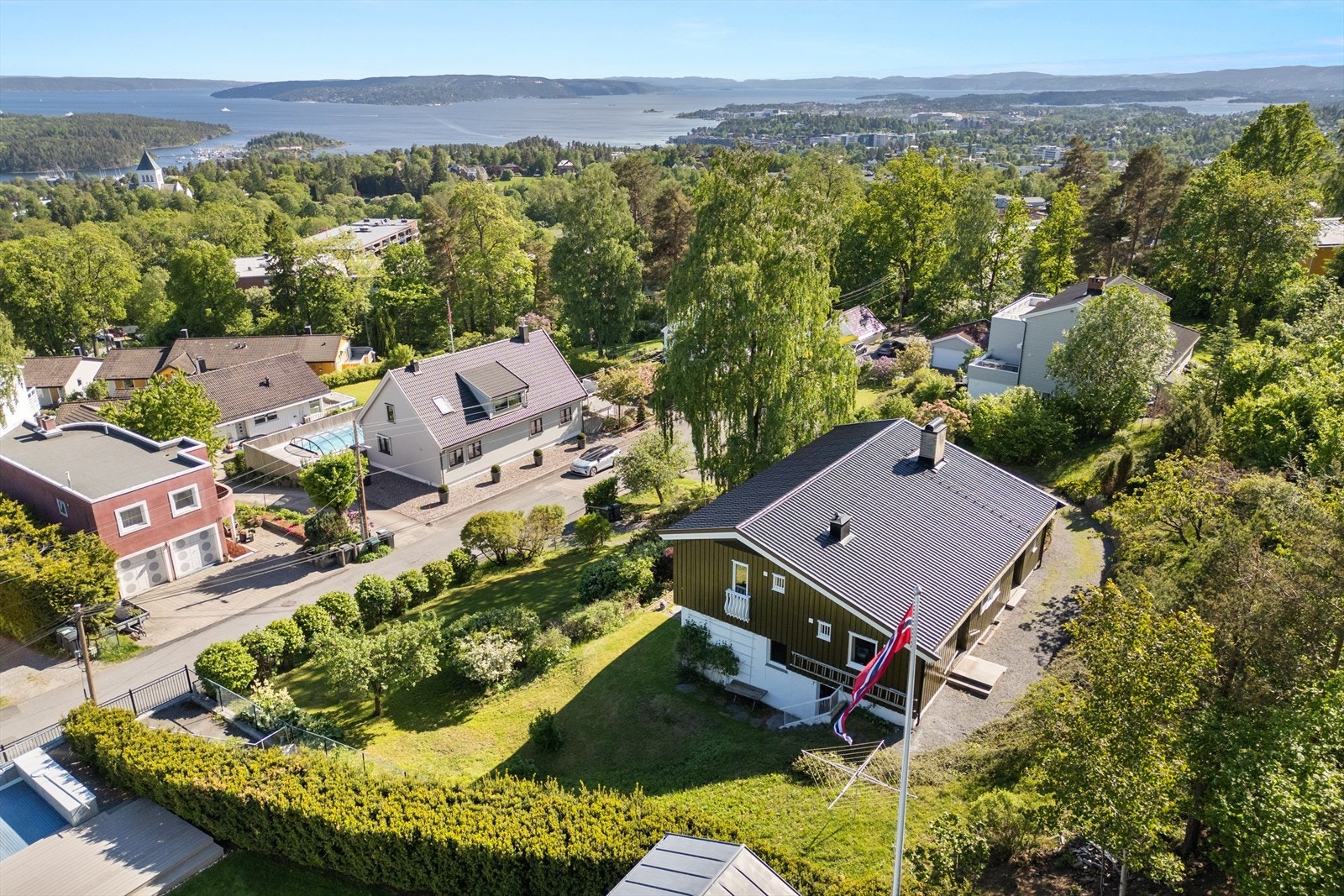 Eiendommen ligger høyt og fritt med fantastisk utsikt og gode solforhold Galleribilde