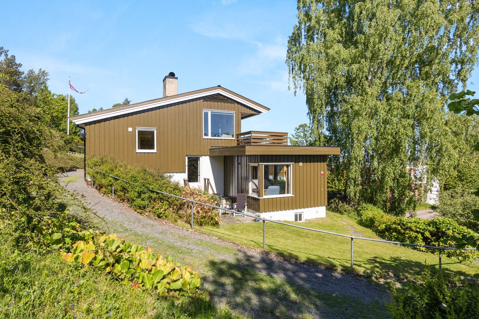 Tomtens størrelse og den grønne rammen gjør eiendommen ideell for lange sommerdager med lek. aktiviteter, hageselskaper og hyggelige sammenkomster Galleribilde