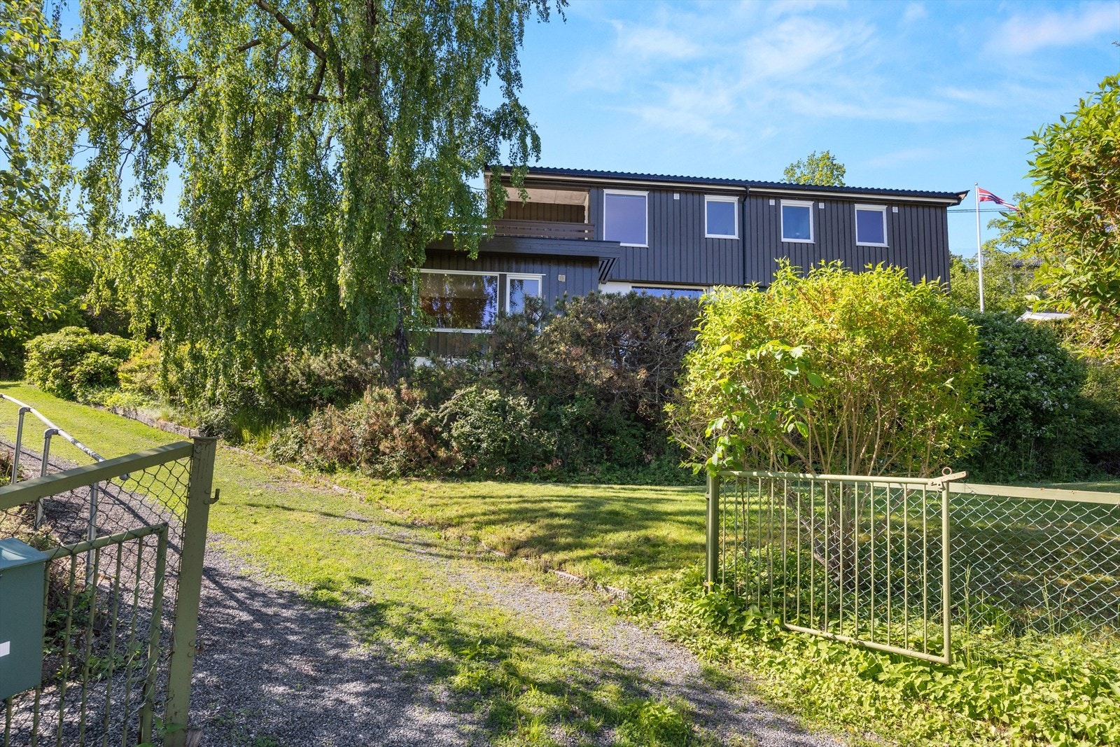 Inngjerdet hage og gruslagt innkjørsel/gårdsplass Galleribilde