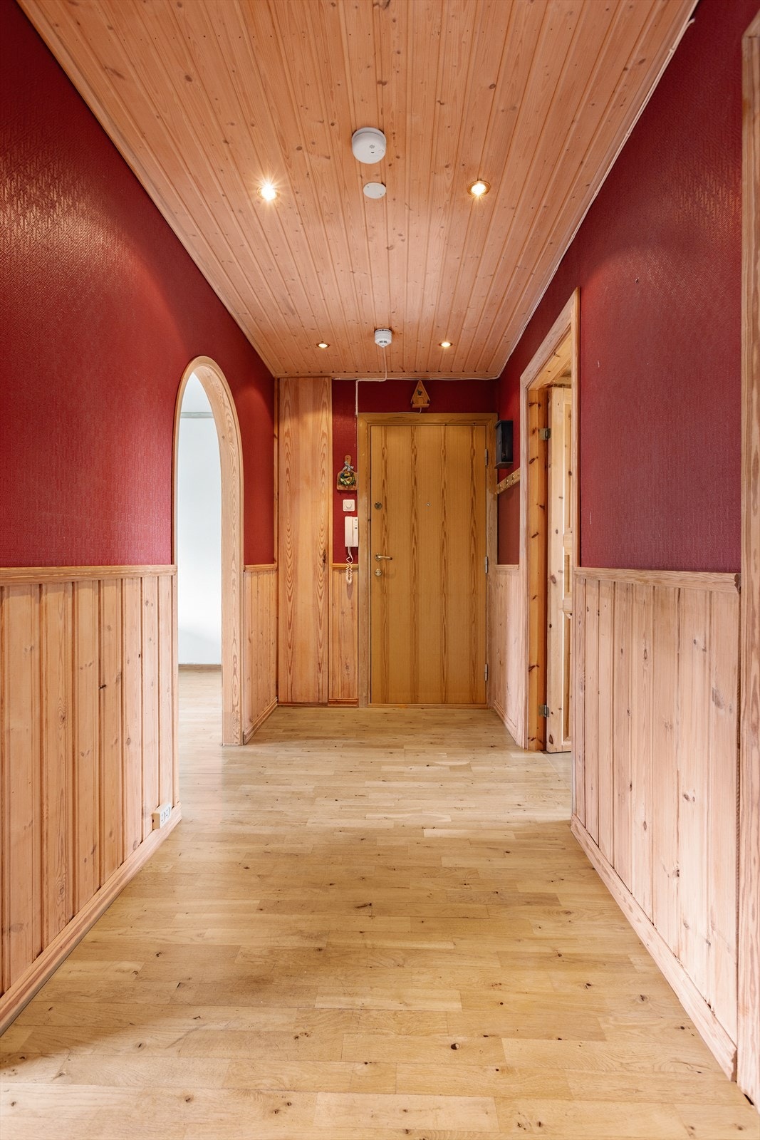 Entréen har panel i taket med innfelte downlights og vegger med brystningspanel. Galleribilde