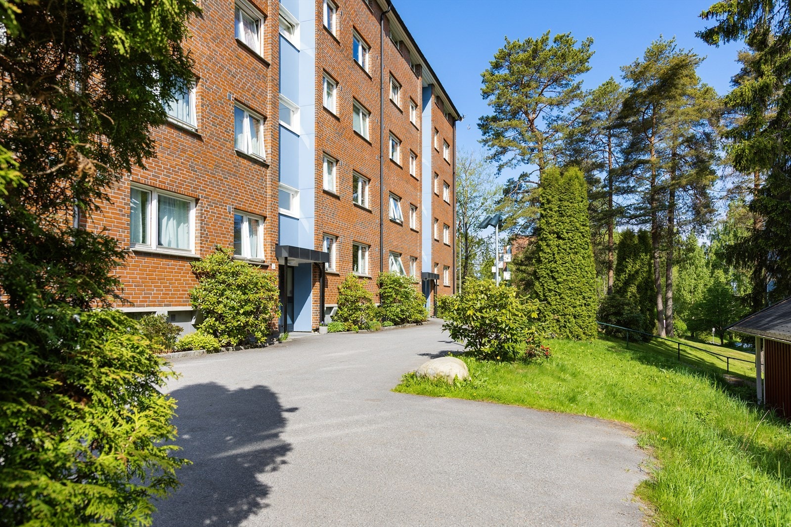 Bygningen er fra 1959 og har en fasade forblendet med teglstein. Galleribilde