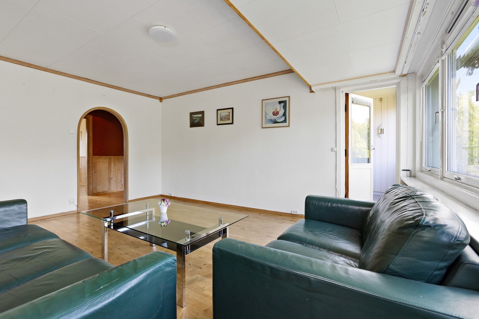 Stuen har god plass til sofagruppe og direkte utgang til balkongen. Galleribilde