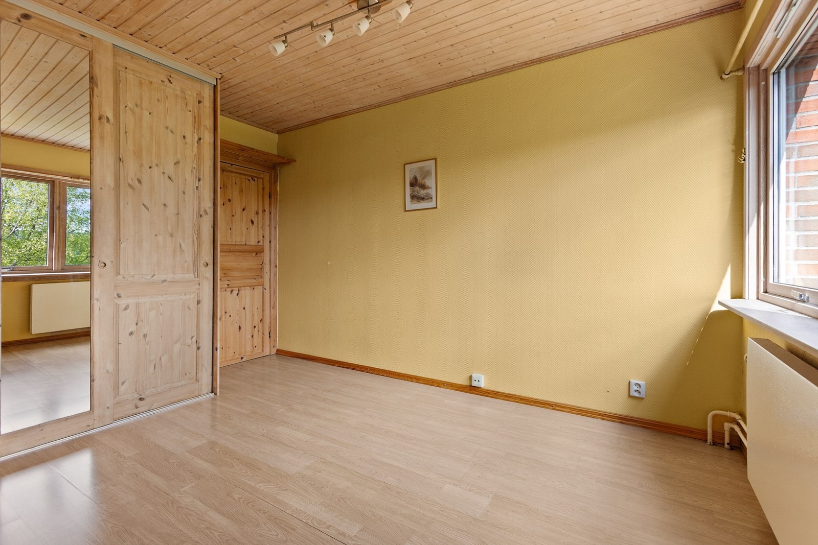 Leiligheten har to soverom. Dette rommet har laminatgulv og god plass til garderobeløsning. Galleribilde