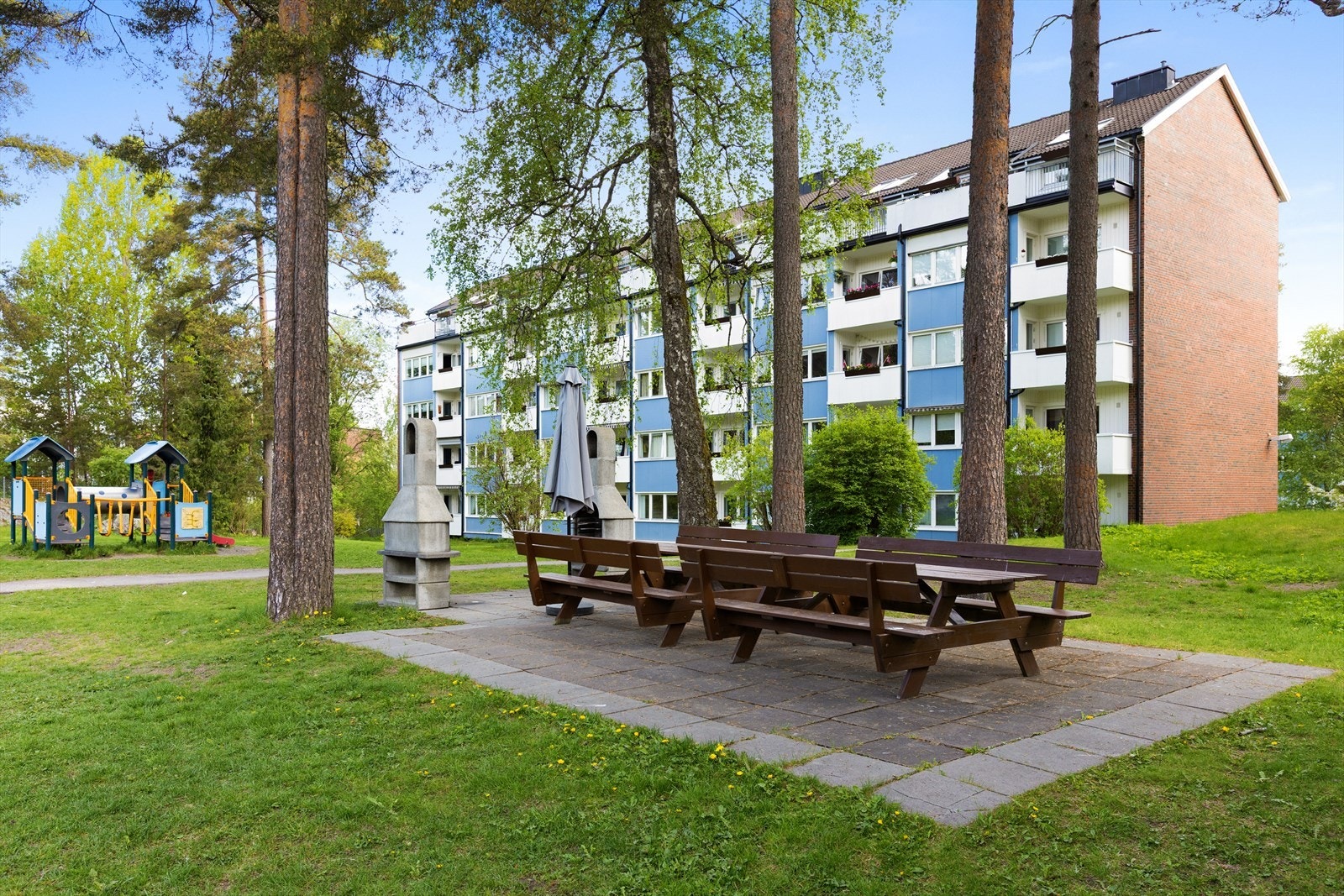 Borettslaget har hyggelige fellesområder med sittegrupper, grillplass og lekeapparater. Galleribilde